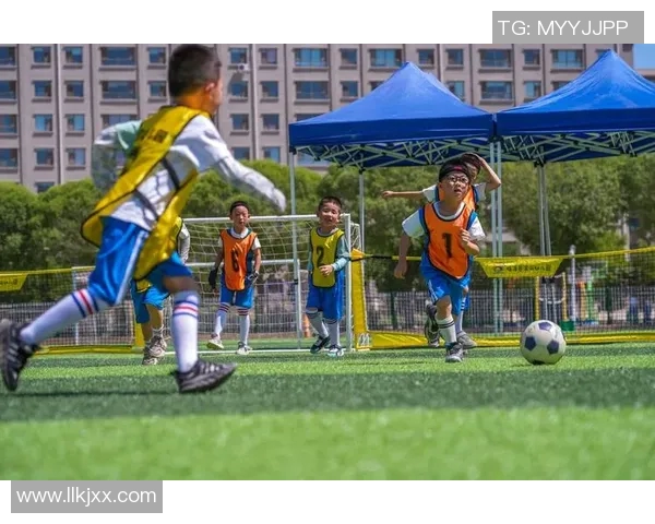 在沙滩上尽情模仿足球明星的精彩踢球瞬间